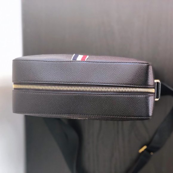 Men's Pebble Grain Leather Messenger Bag in Black - Picture 4 of 8